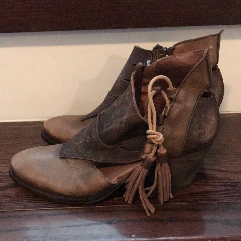 🥾 Ankle Boots with side Tassels WB04